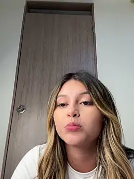 lunablossom  online show from December 26, 2024, 2:01 am