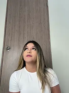 lunablossom  online show from February 2, 2025, 4:54 pm