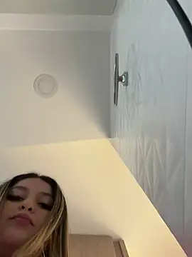 lunablossom  online show from February 7, 2025, 7:59 pm