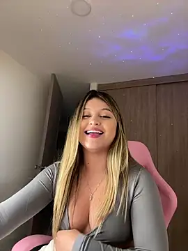 lunablossom  online show from March 7, 2025, 12:58 am