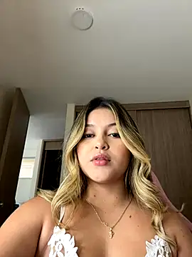 lunablossom  online show from September 20, 2025, 7:59 pm