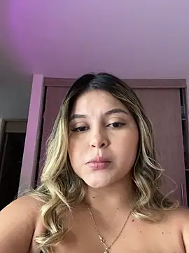 lunablossom  online show from October 15, 2025, 10:32 pm