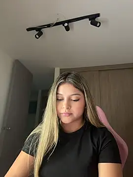 lunablossom  online show from June 11, 2026, 1:38 am