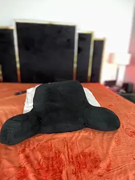 Snapshot of KarissaChantelle chatting on January 1, 2025, 12:11 am KarissaChantelle online show from January 1, 2025, 12:11 am