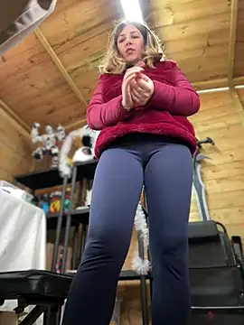 Snapshot of DaisyVibesss chatting on December 8, 2024, 10:08 am DaisyVibesss online show from December 8, 2024, 10:08 am