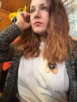 Snapshot of DaisyVibesss chatting on December 17, 2025, 11:05 am DaisyVibesss online show from December 17, 2025, 11:05 am