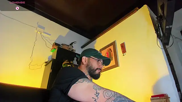 Snapshot of CamiloGray_ chatting on October 10, 2025, 2:49 pm CamiloGray online show from October 10, 2025, 2:49 pm