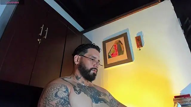 Snapshot of CamiloGray_ chatting on May 7, 2026, 3:39 pm CamiloGray online show from May 7, 2026, 3:39 pm