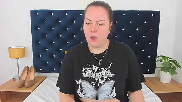 Snapshot of EvaLick chatting on February 18, 2025, 9:43 am EvaLick online show from February 18, 2025, 9:43 am