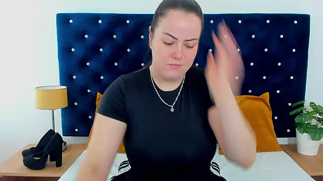 Snapshot of EvaLick chatting on November 13, 2025, 6:45 am EvaLick online show from November 13, 2025, 6:45 am