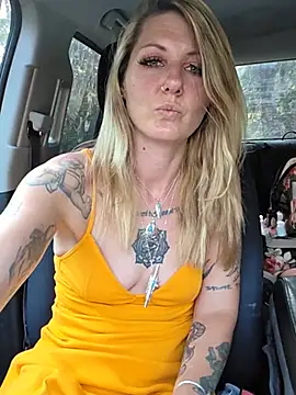 Snapshot of SheIsSomething chatting on July 18, 2026, 12:59 am SheIsSomething online show from July 18, 2026, 12:59 am