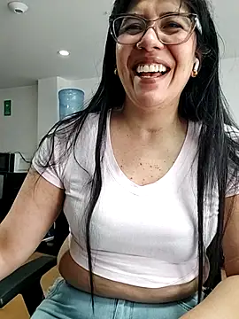 aisha latina online show from June 25, 2026, 2:43 pm