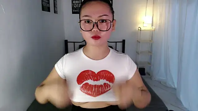 Snapshot of Vivorey_Leighn chatting on July 7, 2026, 3:38 pm Vivorey Leighn online show from July 7, 2026, 3:38 pm
