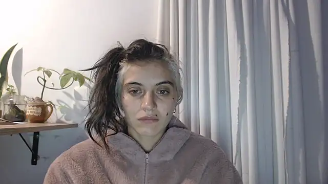 Snapshot of mariecam420 chatting on March 19, 2025, 2:05 am mariecam420 online show from March 19, 2025, 2:05 am