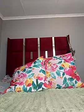 Snapshot of HoneyDropsX chatting on October 10, 2025, 8:35 am HoneyDropsX online show from October 10, 2025, 8:35 am