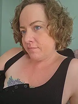 Snapshot of julimonroe chatting on June 3, 2026, 4:01 pm julimonroe online show from June 3, 2026, 4:01 pm