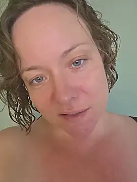 Snapshot of julimonroe chatting on June 6, 2026, 1:43 am julimonroe online show from June 6, 2026, 1:43 am