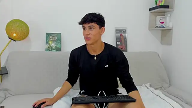 Snapshot of logan_thomas chatting on November 9, 2025, 2:26 pm logan thomas online show from November 9, 2025, 2:26 pm