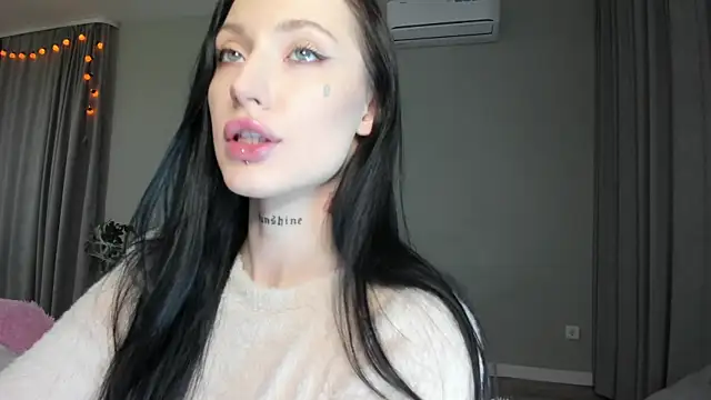 Snapshot of JenniferQueen11 chatting on October 24, 2025, 1:18 pm JenniferQueen11 online show from October 24, 2025, 1:18 pm