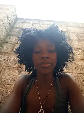 Snapshot of Petite_li chatting on November 28, 2025, 6:05 am Petite li online show from November 28, 2025, 6:05 am