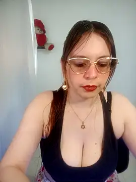 lorenitabella online show from March 23, 2026, 8:57 pm