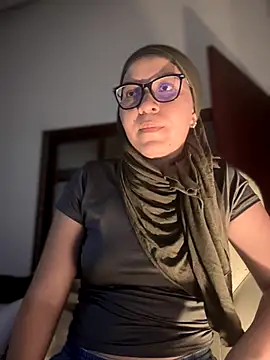 Snapshot of MatchedEyebrow chatting on October 4, 2025, 10:08 pm MatchedEyebrow online show from October 4, 2025, 10:08 pm