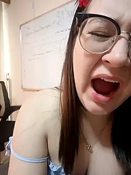 Snapshot of HunnyyLove chatting on December 7, 2024, 4:47 pm HunnyyLove online show from December 7, 2024, 4:47 pm