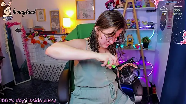 Snapshot of HunnyyLove chatting on February 17, 2026, 2:57 pm HunnyyLove online show from February 17, 2026, 2:57 pm