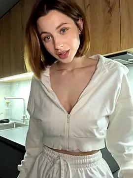 Camilla Railian online show from September 16, 2025, 1:50 am