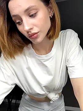 Camilla Railian online show from September 21, 2025, 2:35 am