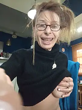 Snapshot of FrozenWaffle chatting on June 10, 2026, 4:39 pm FrozenWaffle online show from June 10, 2026, 4:39 pm