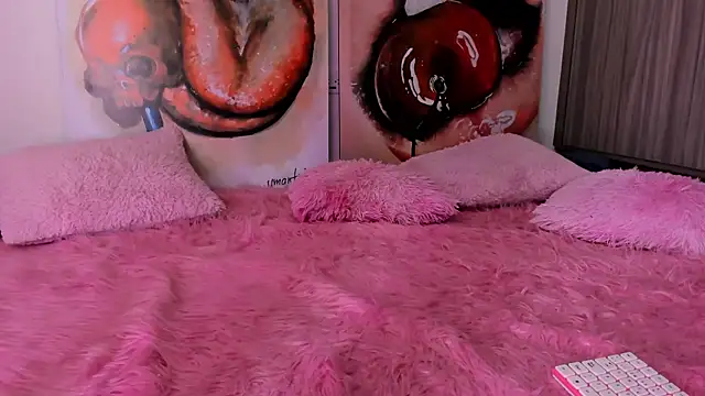 Snapshot of sofiaa_snoww chatting on December 12, 2024, 9:15 pm sofiaa snoww online show from December 12, 2024, 9:15 pm