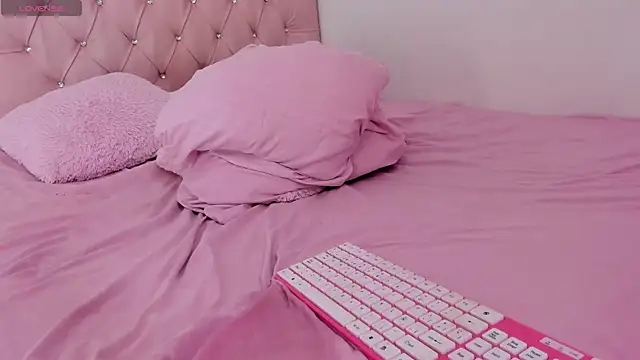 Snapshot of sofiaa_snoww chatting on March 2, 2025, 9:43 pm sofiaa snoww online show from March 2, 2025, 9:43 pm