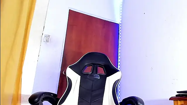 Snapshot of YeremiBrowm chatting on January 8, 2025, 10:37 pm YeremiBrowm online show from January 8, 2025, 10:37 pm