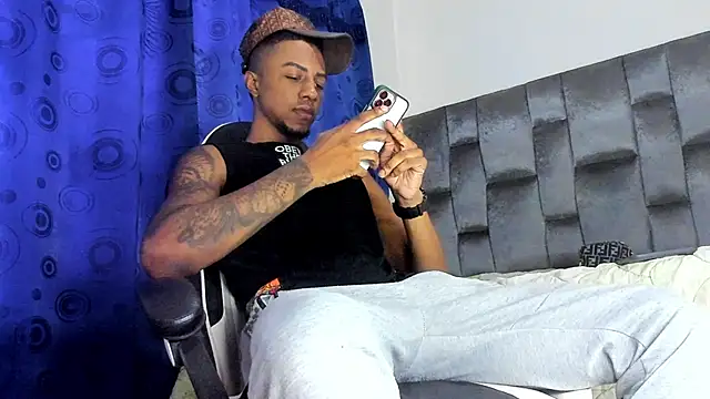 Snapshot of YeremiBrowm chatting on February 6, 2025, 8:13 pm YeremiBrowm online show from February 6, 2025, 8:13 pm