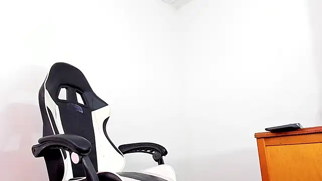 Snapshot of YeremiBrowm chatting on February 17, 2025, 8:15 pm YeremiBrowm online show from February 17, 2025, 8:15 pm