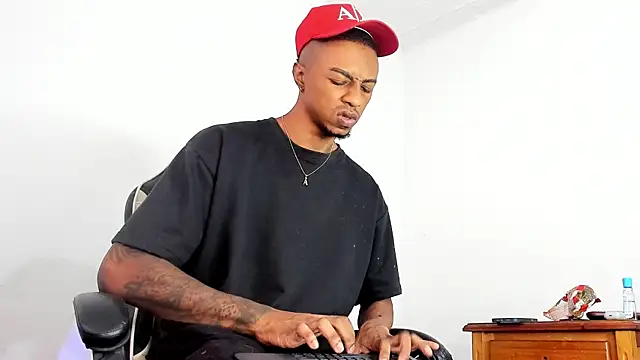 Snapshot of YeremiBrowm chatting on February 24, 2025, 8:36 pm YeremiBrowm online show from February 24, 2025, 8:36 pm