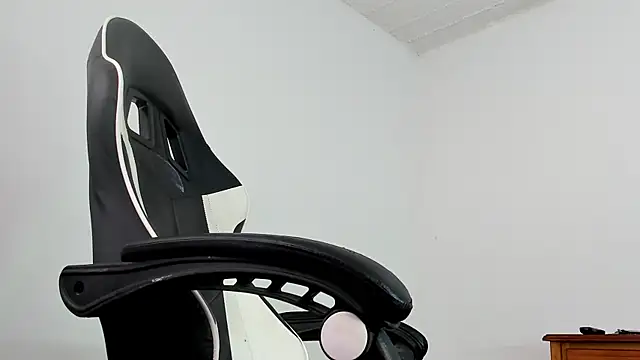 Snapshot of YeremiBrowm chatting on February 25, 2025, 8:30 pm YeremiBrowm online show from February 25, 2025, 8:30 pm