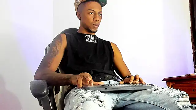 Snapshot of YeremiBrowm chatting on March 12, 2025, 10:39 pm YeremiBrowm online show from March 12, 2025, 10:39 pm