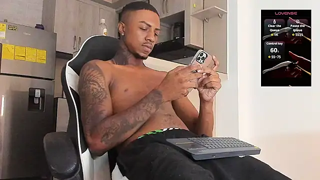 Snapshot of YeremiBrowm chatting on October 22, 2025, 8:19 pm YeremiBrowm online show from October 22, 2025, 8:19 pm