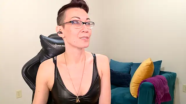 Snapshot of EveEnigma chatting on February 20, 2025, 5:29 pm EveEnigma online show from February 20, 2025, 5:29 pm