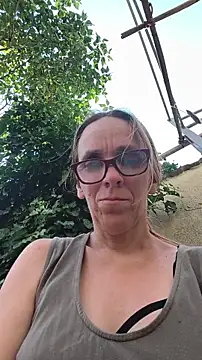 Dettybitch40 online show from August 1, 2026, 9:19 am