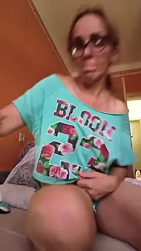 Dettybitch40 online show from August 3, 2026, 1:27 pm