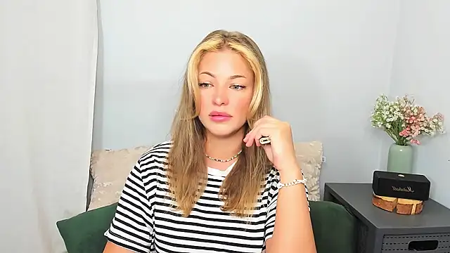 LilyBlondee online show from May 30, 2026, 4:20 am
