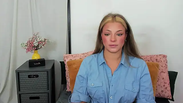 LilyBlondee online show from July 10, 2026, 5:23 am
