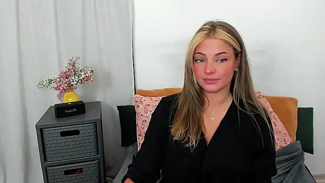 LilyBlondee online show from July 14, 2026, 10:21 am