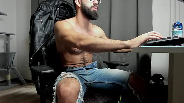 liamaesthetic online show from February 4, 2025, 7:29 am