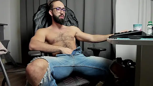 Snapshot of liamaesthetic chatting on February 8, 2025, 6:43 am liamaesthetic online show from February 8, 2025, 6:43 am