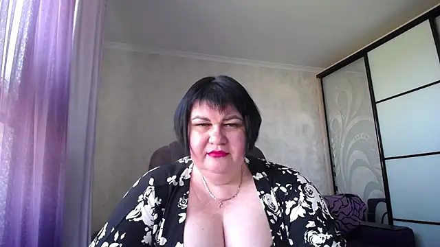 Snapshot of JuicyLady_Di chatting on May 4, 2026, 11:17 am JuicyLady Di online show from May 4, 2026, 11:17 am
