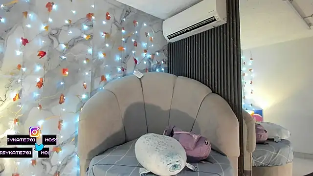 Snapshot of Katemoss70 chatting on November 10, 2025, 12:26 pm Katemoss70 online show from November 10, 2025, 12:26 pm